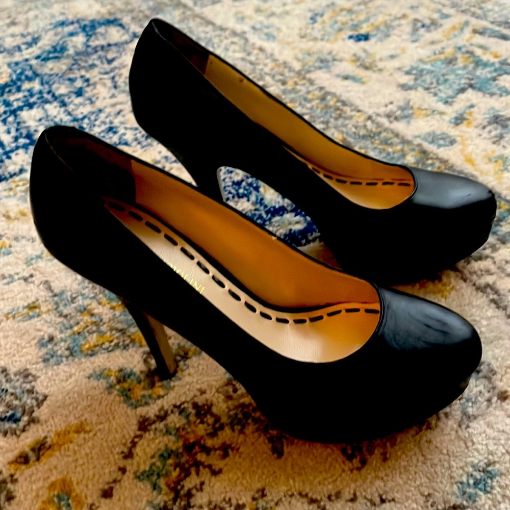 Black leather pumps by Enzo Angiolini